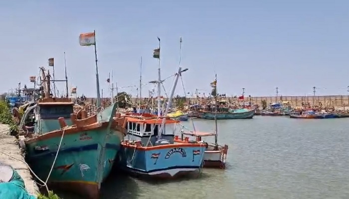 Jamnagarમાં ૧ જૂનથી ૩૧ જુલાઈ સુધી દરિયામાં માછીમારી પર પ્રતિબંધ, ચોમાસાને લઈ જાહેરનામું બહાર પડાયું Ban on fishing in the sea from June 1 to July 31 in Jamnagar notification issued regarding monsoon
