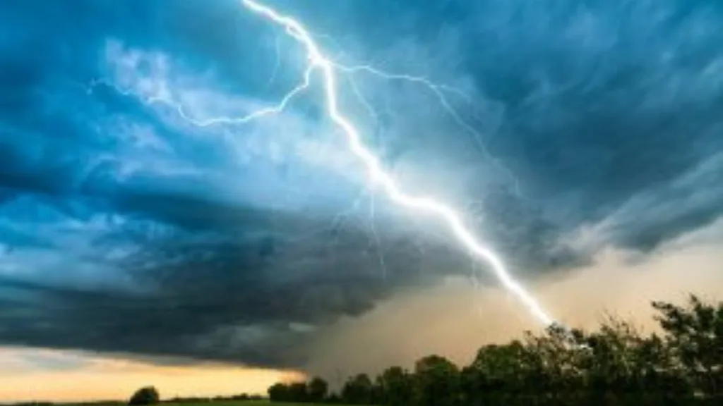 IMD alert Thunderstorm rain warning in 16 states wind gusts up to 90 kmph possible