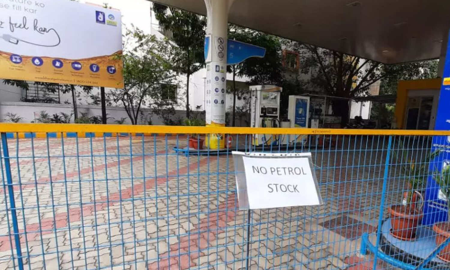 Petrol diesel shortage in Surat No Petrol boards put up at many pumps Crisis due to supply delays