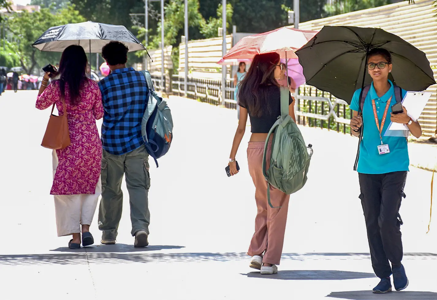 Signals remain on in Ahmedabad in 44°C heat despite orange alert systems announcements are ineffective