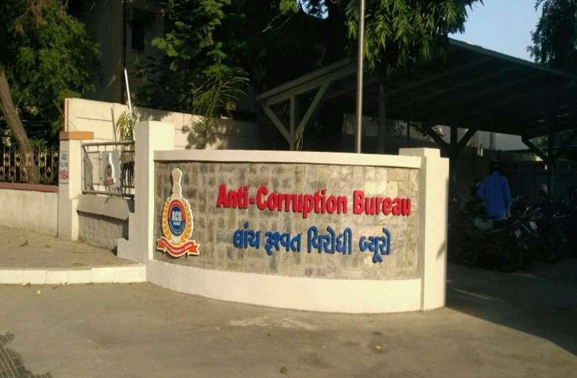 Talati Kirti Prajapati caught in ACB trap while taking 15 thousand bribe in Deesa