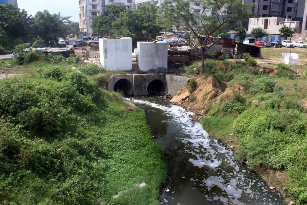 The problem of sewage water in Ahmedabads lakes continues Varun pump had to be installed to pump out dirty water in Bodakdev Lake