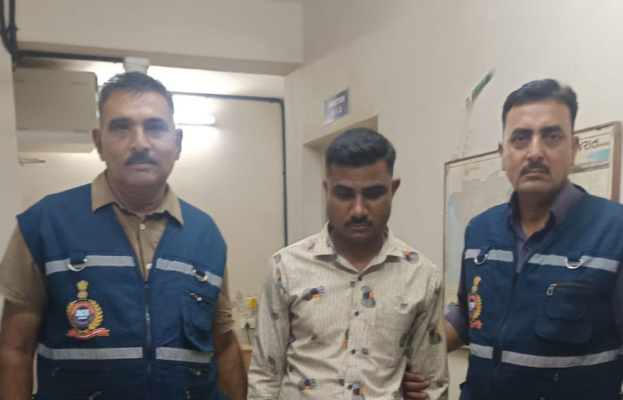ACB catches police constable red handed while demanding bribe to unfreeze account in cyber case
