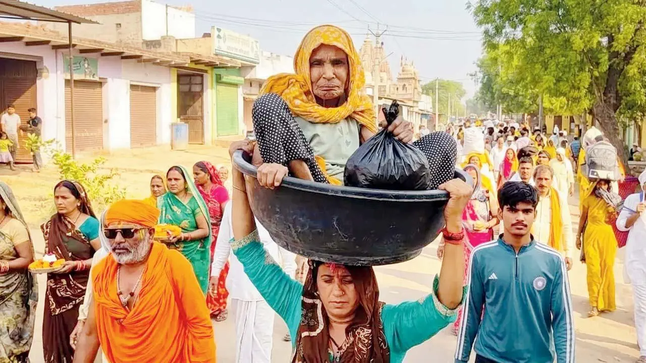 સાસુની 84 કોસ વ્રજ પરિક્રમાની ઈચ્છા પૂરી કરવા વહુએ માથે ઊંચકી નિભાવ્યો મા-દીકરી જેવો પ્રેમ NAVSARJAN SANSKRUTI 4
