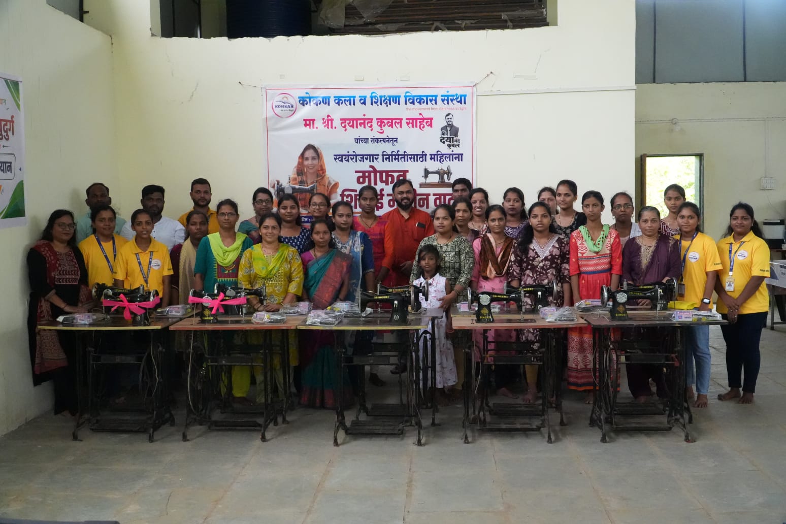 सिंधुदुर्ग में 17 महिलाओं को मुफ्त सिलाई मशीनें, कोकण कला व शिक्षण विकास संस्था की पहल से सशक्तिकरण NAVSARJAN SANSKRUTI 6