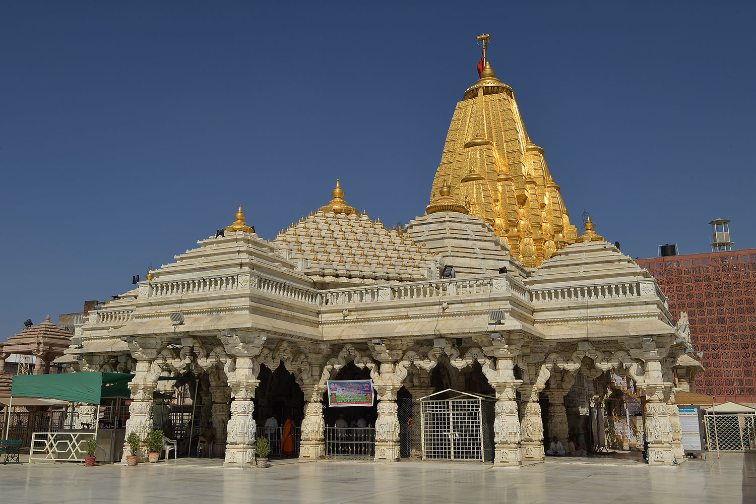 અંબાજી મંદિરમાં અષાઢી બીજથી દર્શન-આરતીના સમયમાં ફેરફાર, બપોરની આરતી બંધ Change in darshan aarti timings from Ashadhi Bij in Ambaji Temple afternoon aarti closed