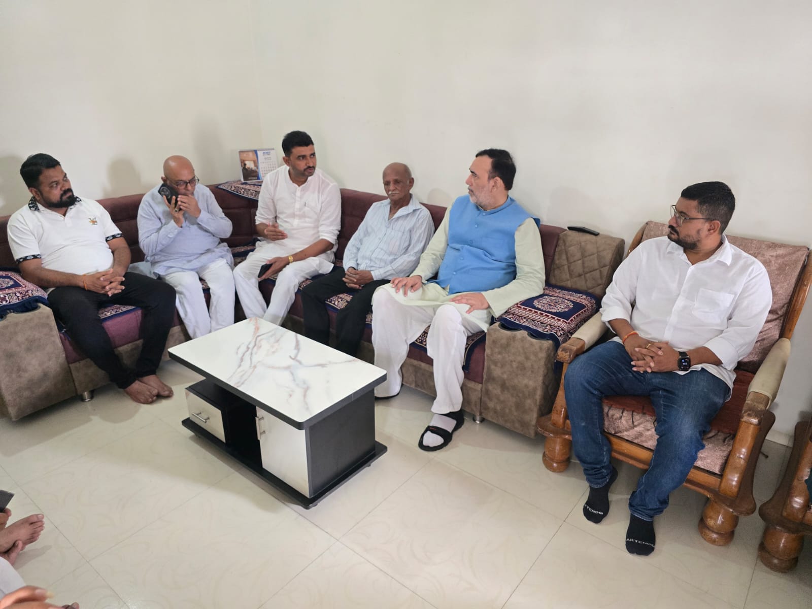 પિયૂષ પટેલના પરિવારને મળ્યા ગોપાલ રાય, ભાજપ પર દમનનો આરોપ; મોટા આંદોલનની ચેતવણી આપી NAVSARJAN SANSKRUTI 1 9