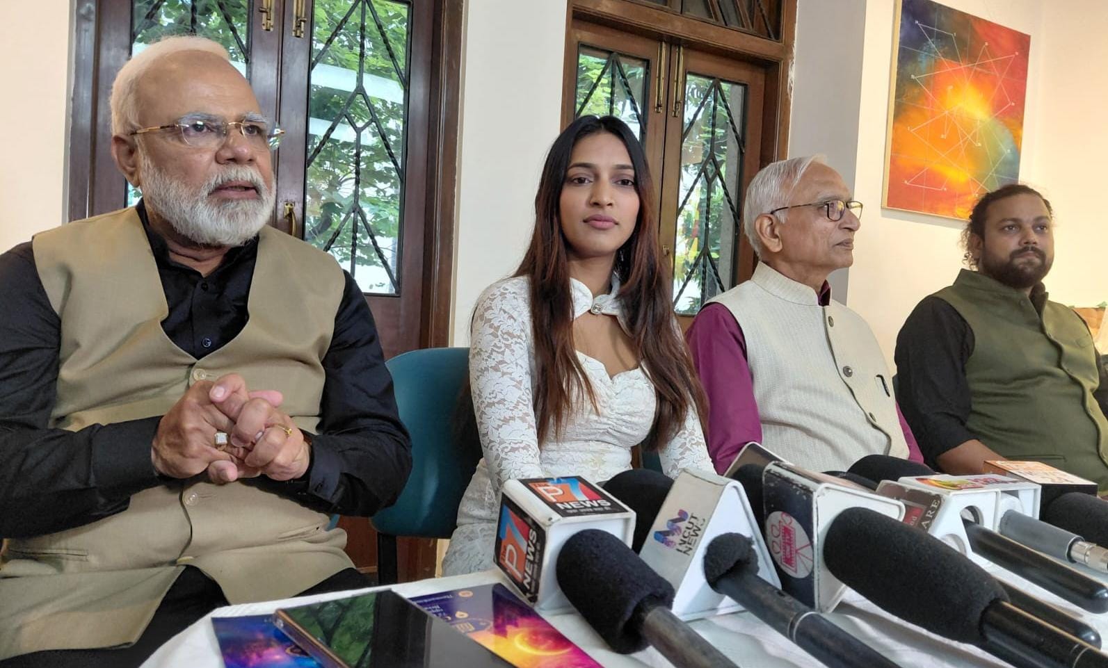 मुंबई में शुरू हुई प्रणिता घोड़े की ‘ग्रह पूर्ति यन्त्रम’ प्रदर्शनी, न्यूमरोलॉजी आधारित कला का अनूठा संगम 2 NAVSARJAN SANSKRUTI 2 1