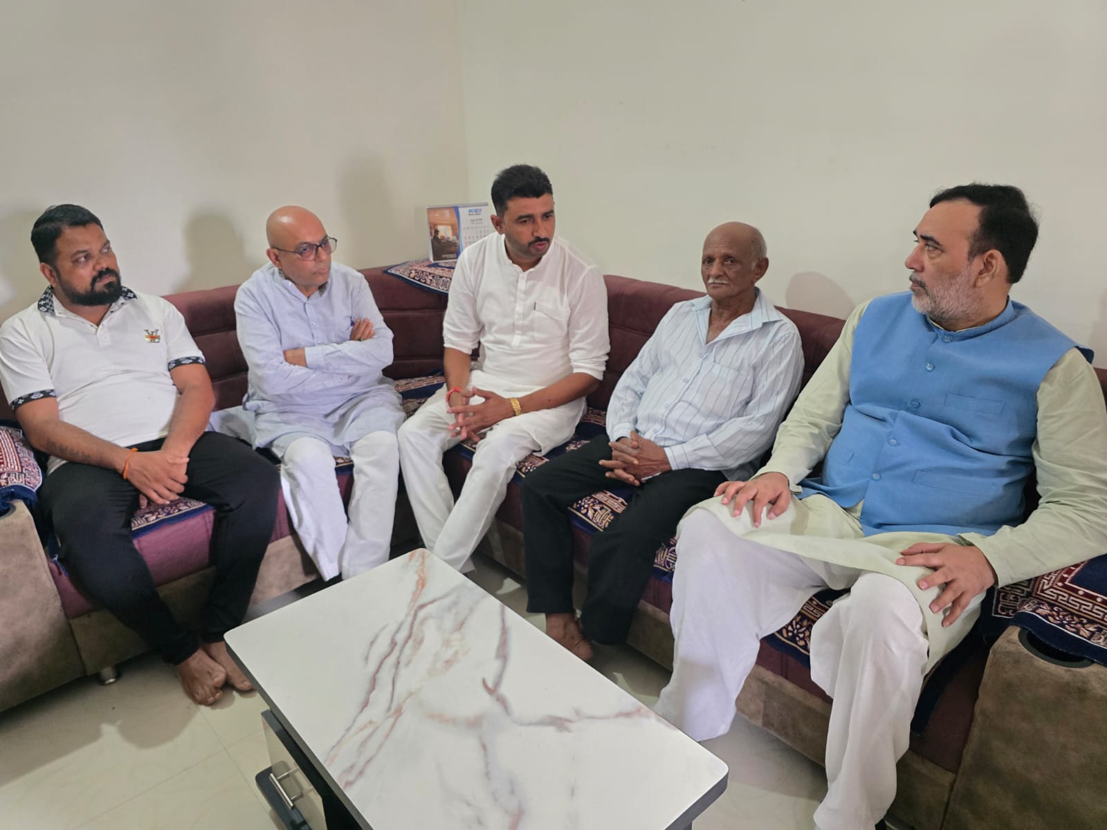 પિયૂષ પટેલના પરિવારને મળ્યા ગોપાલ રાય, ભાજપ પર દમનનો આરોપ; મોટા આંદોલનની ચેતવણી આપી 4 NAVSARJAN SANSKRUTI 4 4