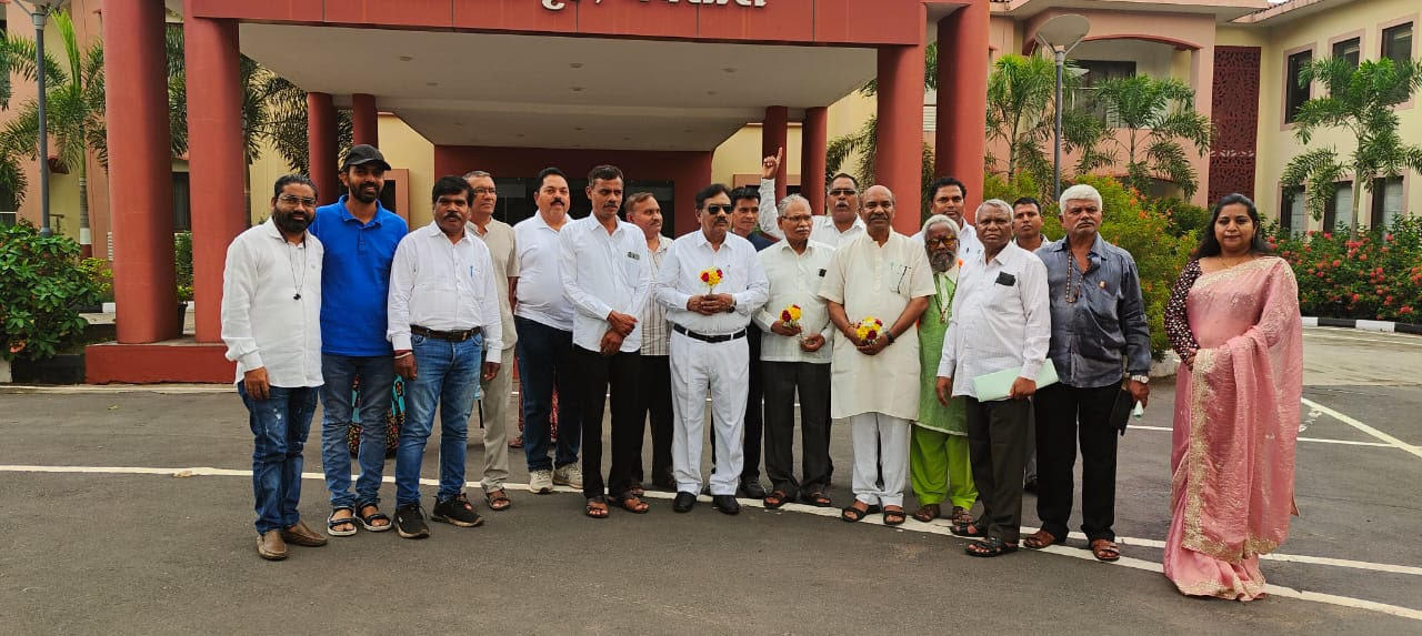 નવસારીમાં વાલ્મિકી સમાજની કૌટુંબિક તકરાર નિવારણ સમિતિની બેઠક, દંપતિ વિવાદોના શાંતિપૂર્ણ ઉકેલ પર ભાર NAVSARJAN SANSKRUTI 9