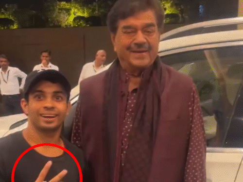 Shatrughan Sinha in controversy over his behavior with a fan viral video creates discussion on social media