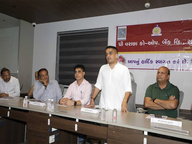 સુરત પૂર પીડિતો માટે વરાછા બેંકની મોટી જાહેરાત, માત્ર 9% વ્યાજે ₹5 લાખ સુધીની ફ્લડ લોન Varachha Banks big announcement for Surat flood victims flood loan up to ₹5 lakh at just 9 interest