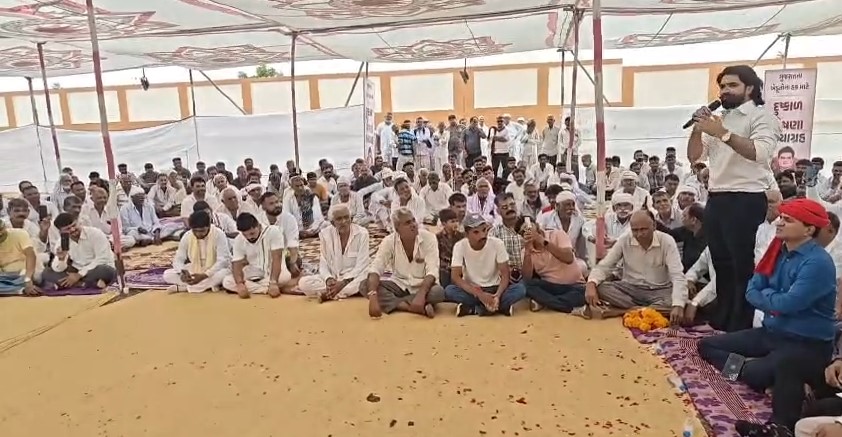 દુષ્કાળ જાહેર કરવાની માંગ સાથે ઈસુદાન ગઢવીના સત્યાગ્રહને ગોપાલ ઇટાલિયાનું સમર્થન NAVSARJAN SANSKRUTI 1 10