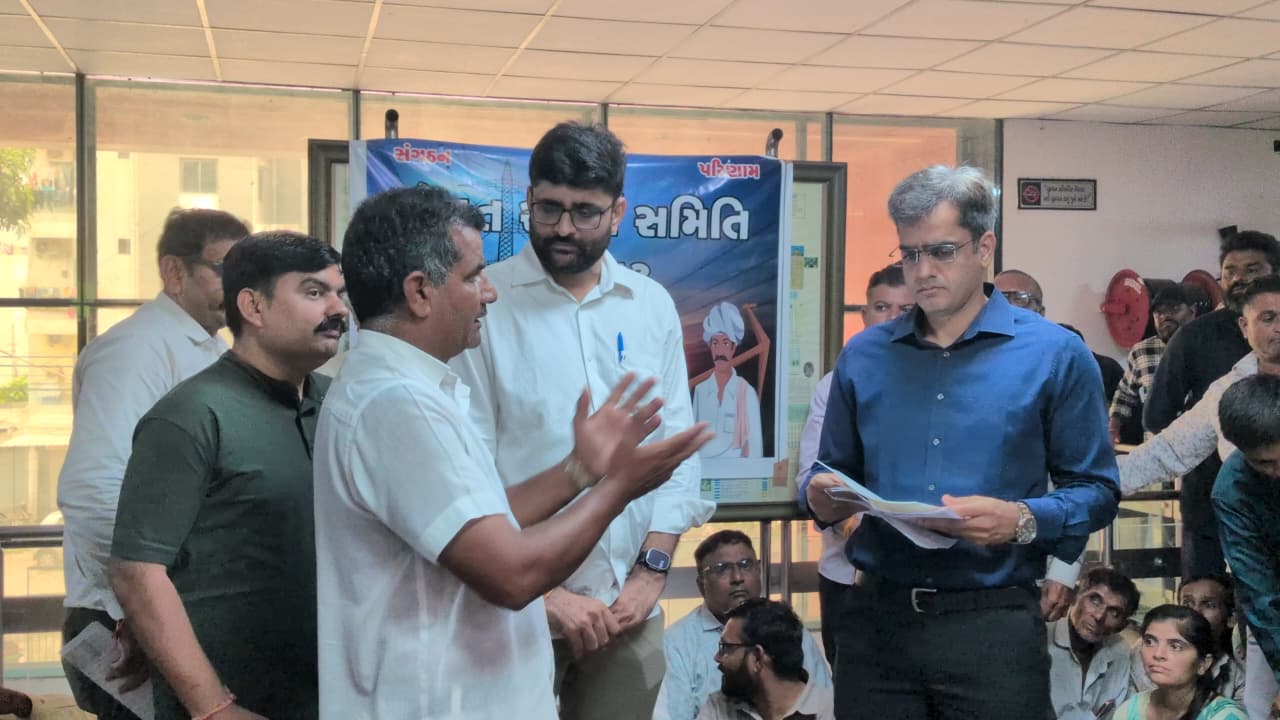 ગોપાલ ઇટાલીયાની ખેડૂતોના પ્રશ્ને રજૂઆત: સૌનીનું પાણી, વીજળી અને થાંભલાના વળતરની માંગ NAVSARJAN SANSKRUTI 1 12