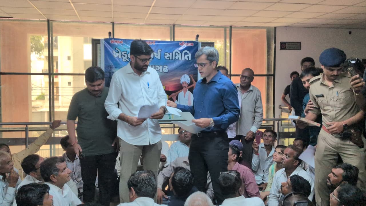 ગોપાલ ઇટાલીયાની ખેડૂતોના પ્રશ્ને રજૂઆત: સૌનીનું પાણી, વીજળી અને થાંભલાના વળતરની માંગ 1 NAVSARJAN SANSKRUTI 2 11