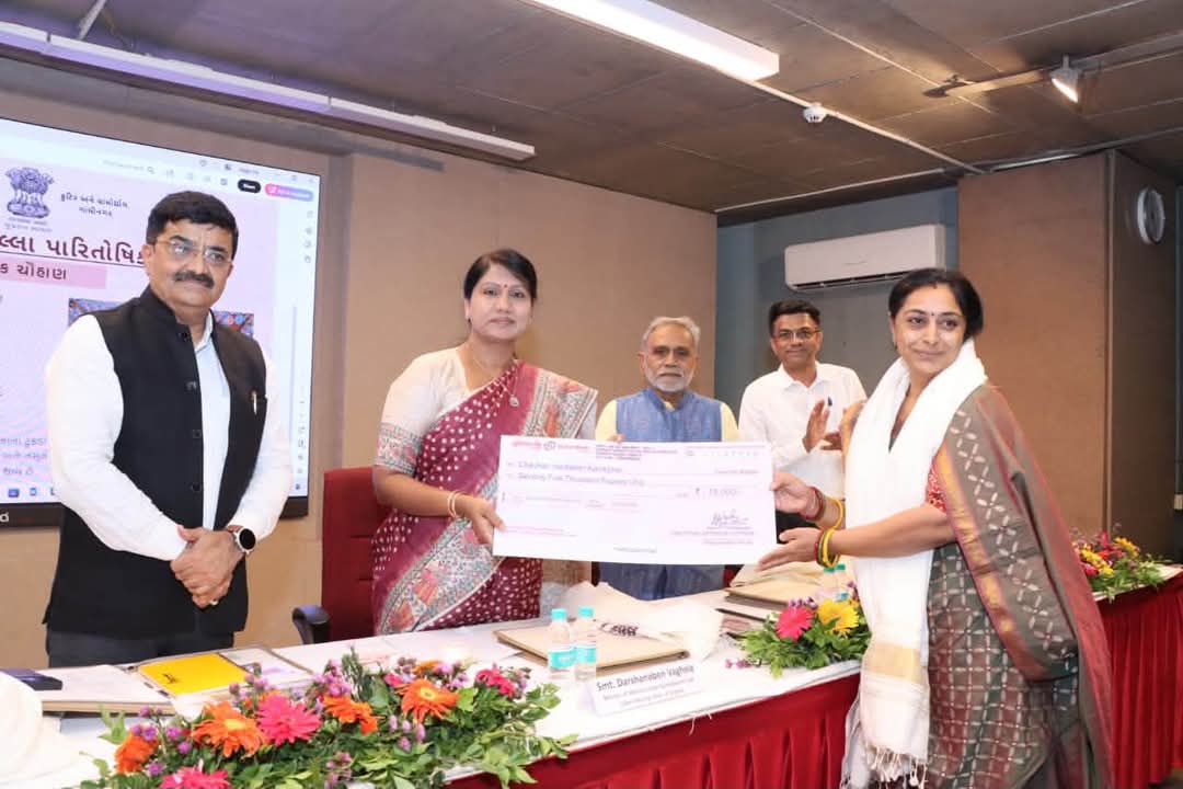 રાષ્ટ્રીય હથકરઘા દિવસની ઉજવણીમાં ૨૮૦ સહભાગીઓ જોડાયા, વણકરોને પુરસ્કારથી સન્માનિત કરાયા 2 NAVSARJAN SANSKRUTI 2 4