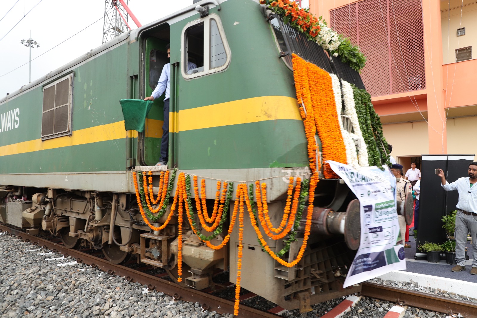 DFCCIL launches rapid cargo service on WDFC; parcel transport from Delhi-NCR to Gujarat in 23 hours. 1 NAVSARJAN SANSKRUTI 2 8