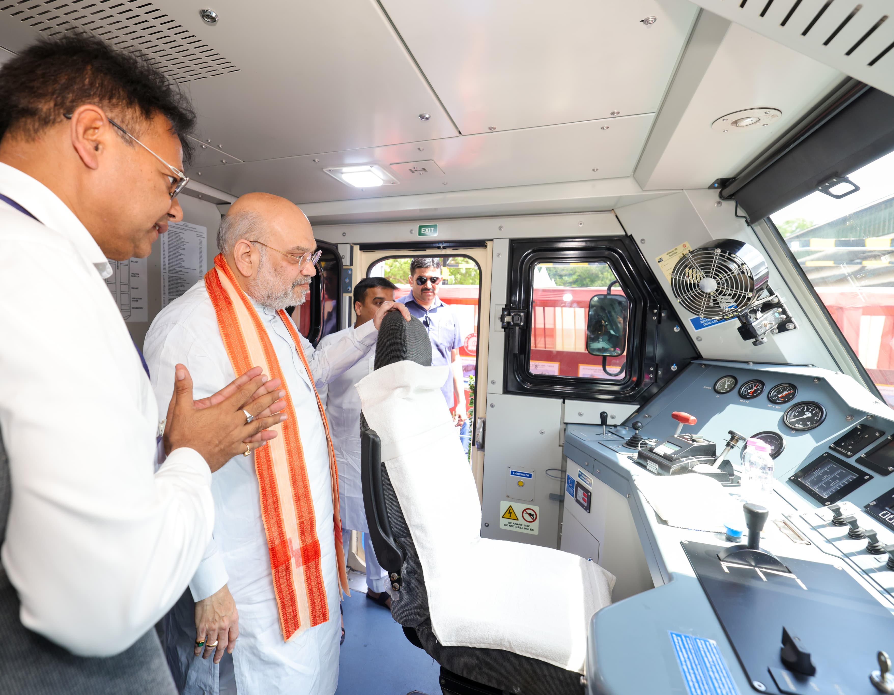ગ્રીન એન્જીનિયરિંગ અને વિકાસ: દેશની પ્રથમ LNG ટ્રેનનું લોકાર્પણ અને સાબરમતી રેલ્વેનો કાયાકલ્પ NAVSARJAN SANSKRUTI 2 11