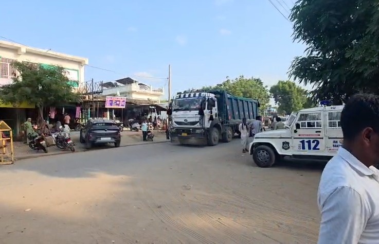 પોશીનામાં ગેરકાયદે ખનન સામે રોષ, જિલ્લા પંચાયત સદસ્ય મુકેશ ડાભીએ કડક કાર્યવાહી કરાવી NAVSARJAN SANSKRUTI 5