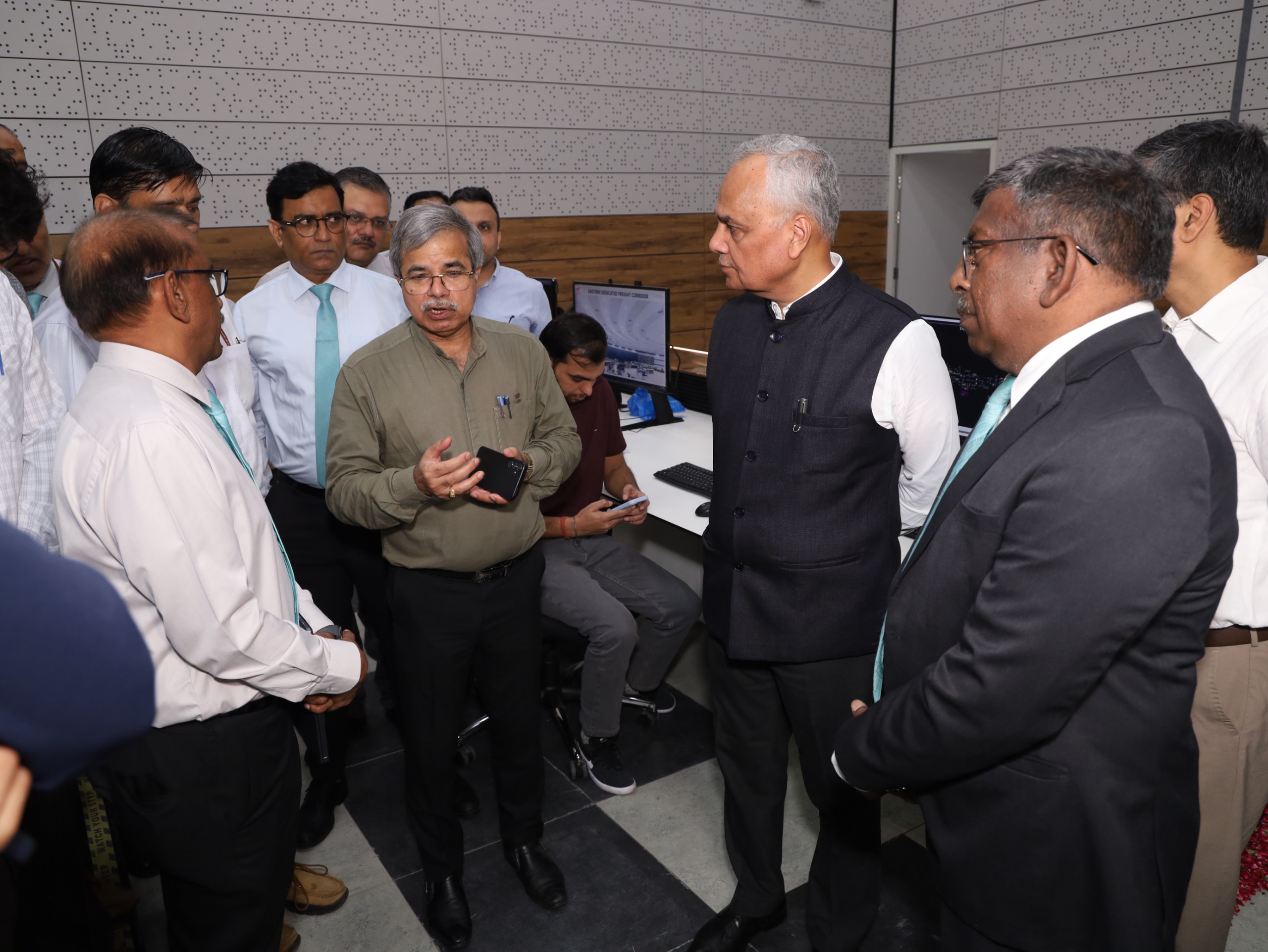 Railway Board Chairman Satish Kumar visits DFCCIL, emphasis on safety, technology and accident prevention 1 NAVSARJAN SANSKRUTi 2 5