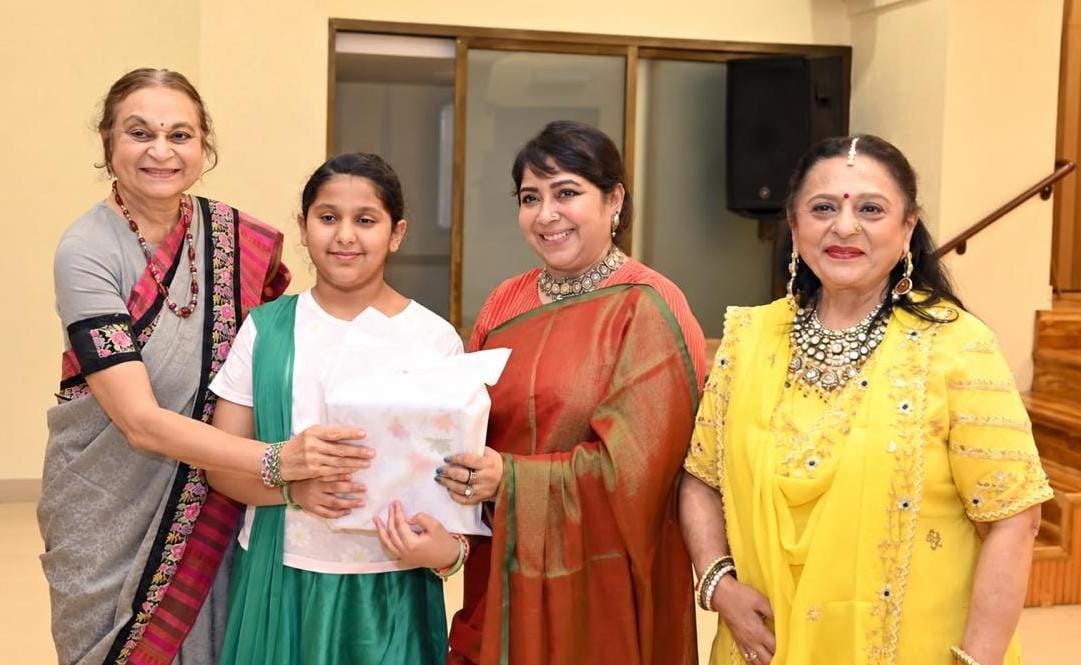 लोढ़ा फाउंडेशन ने श्री गणेश भक्ति और कविता संध्या का आयोजन किया: मंजू लोढ़ा की पुस्तक का विमोचन हुआ NAVSARJAN SANSKRUTi 2 9