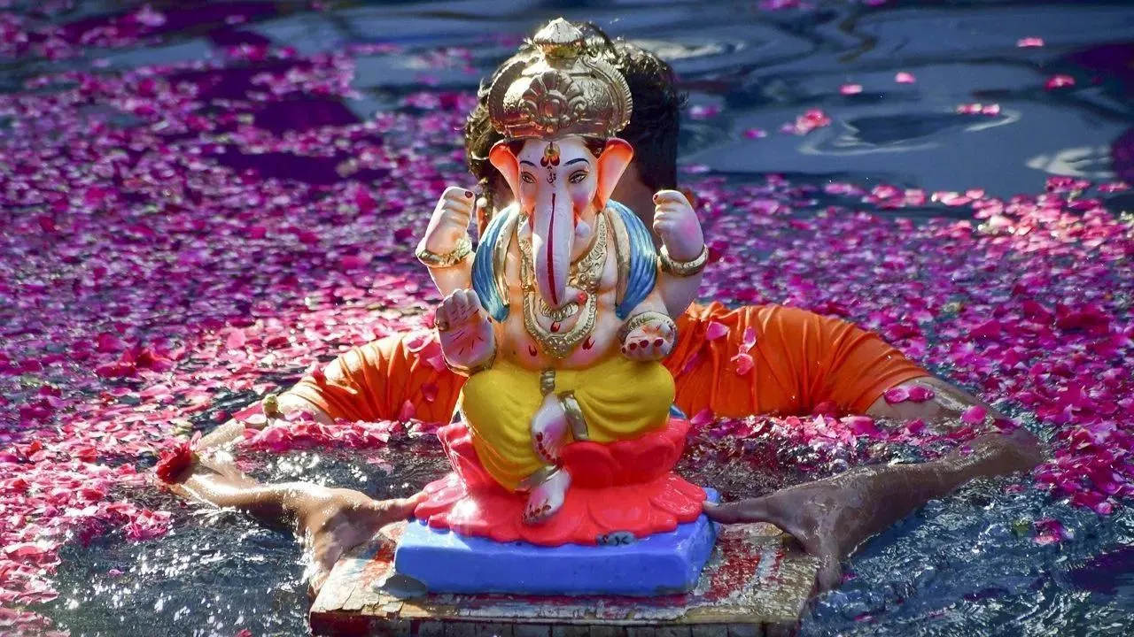 શ્રી ગણેશ વિસર્જનનું પૌરાણિક, આધ્યાત્મિક અને દાર્શનિક રહસ્ય: સાકારથી નિરાકાર સુધીની યાત્રા NAVSARJAN SANSKRUTi 23