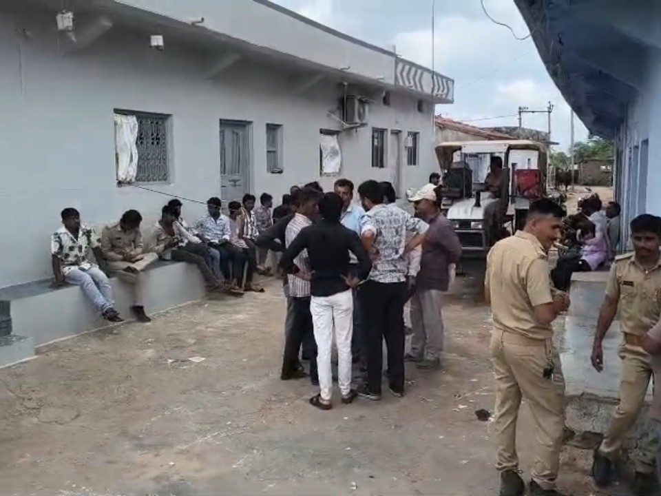 હળવદમાં જમીનમાંથી ગરમ હવા નીકળવાનું રહસ્ય ઉકેલાયું: વીજપોલમાં અર્થિંગ ન હોવાથી કરંટથી જમીન તપી હતી NAVSARJAN SANSKRUTi 78