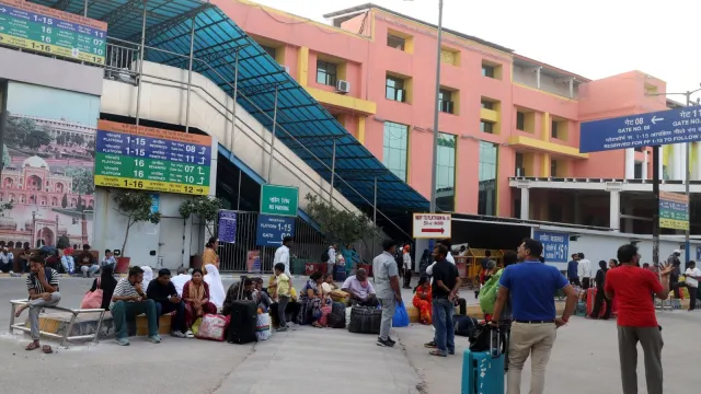 દિલ્હીમાં દેખાવોને લીધે ૨૪૫ ટ્રેનો રદ: મુસાફરો ભારે પરેશાન NAVSARJAN SANSKRUTI 44