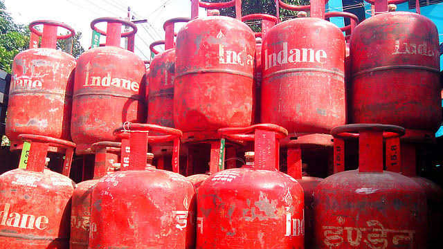 કોમર્શિયલ LPG સિલિન્ડરમાં ₹62.50નો ભાવવધારો, મોંઘવારી વચ્ચે જનતા પર નવો બોજ. NAVSARJAN SANSKRUTI 7
